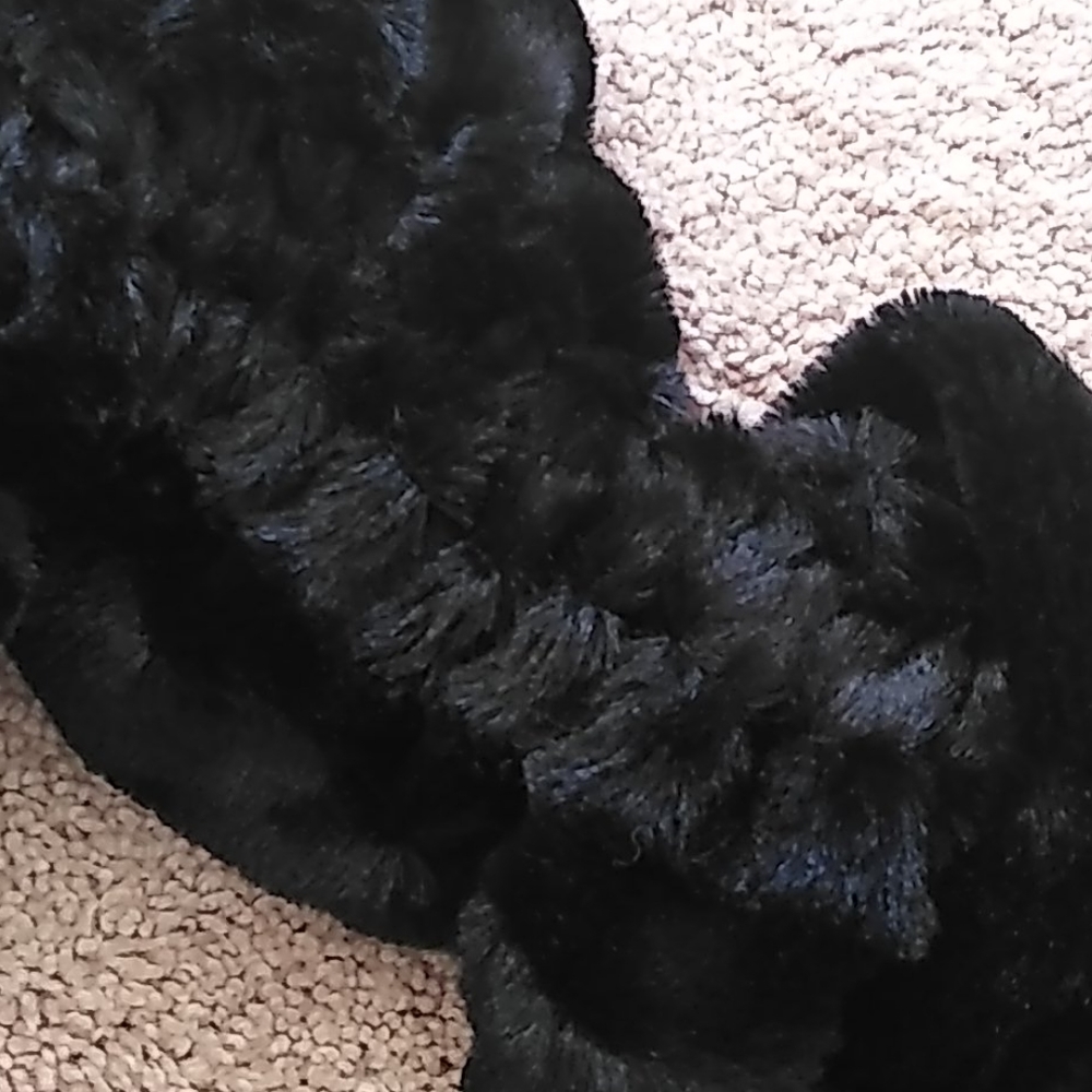 Faux black fur scarf - Picture 4 of 8
